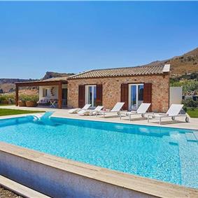 3 bedroom villa with infinity pool and jacuzzi, Scopello, sleeps 5-6